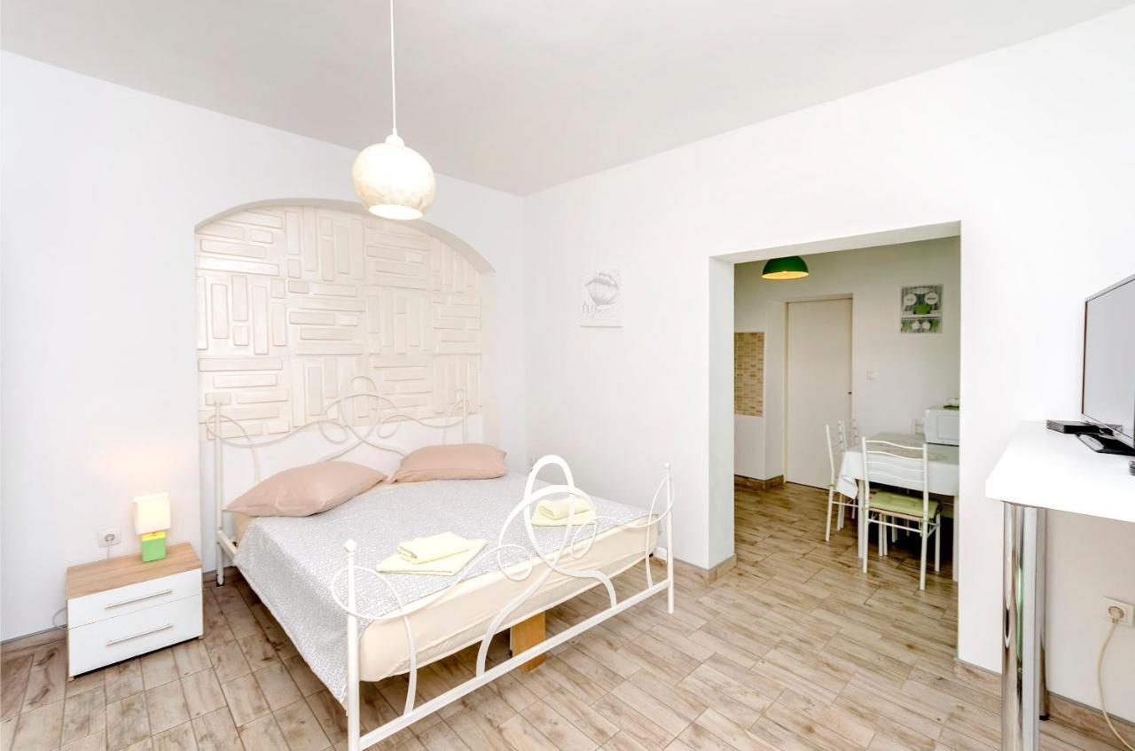 Apartments And Room Take It Easy Tribunj  Exterior photo